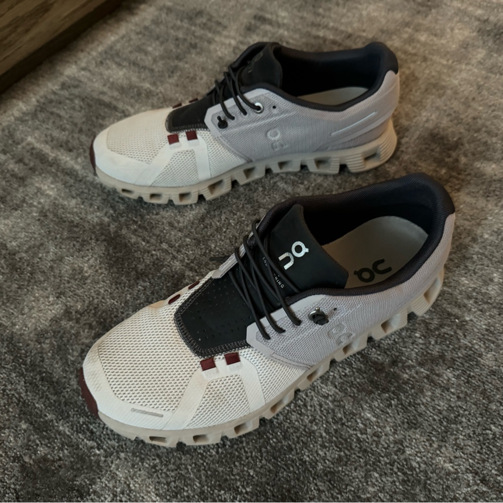 On Running Cloud 5 athletic shoes